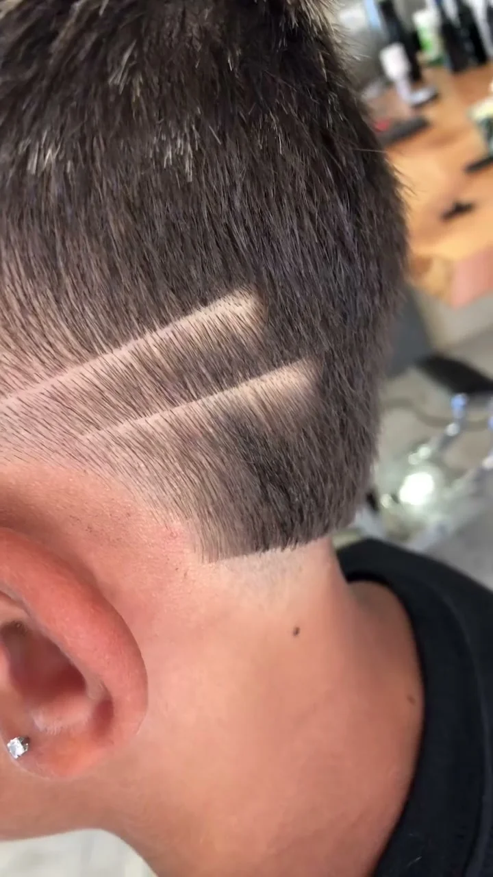 Hair tattoo con linee grafiche su una sfumatura uomo