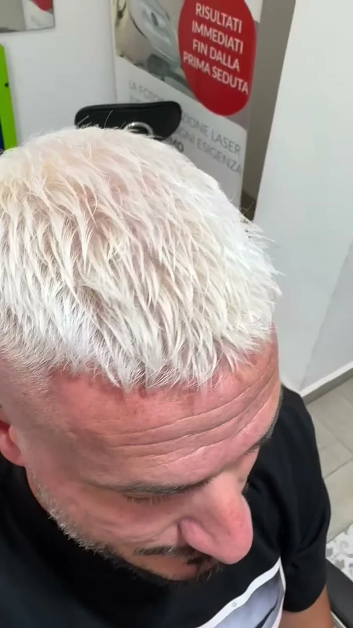 Capelli uomo silver con taglio corto realizzato da Antonio Piserà