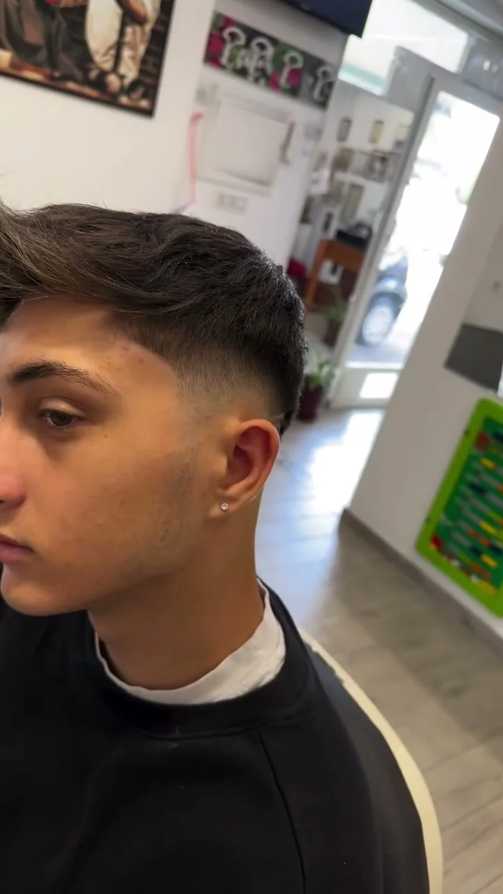 Taglio uomo con texture e volume frontale