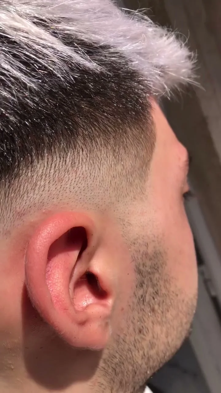 Sfumatura razor precisa vicino all’orecchio