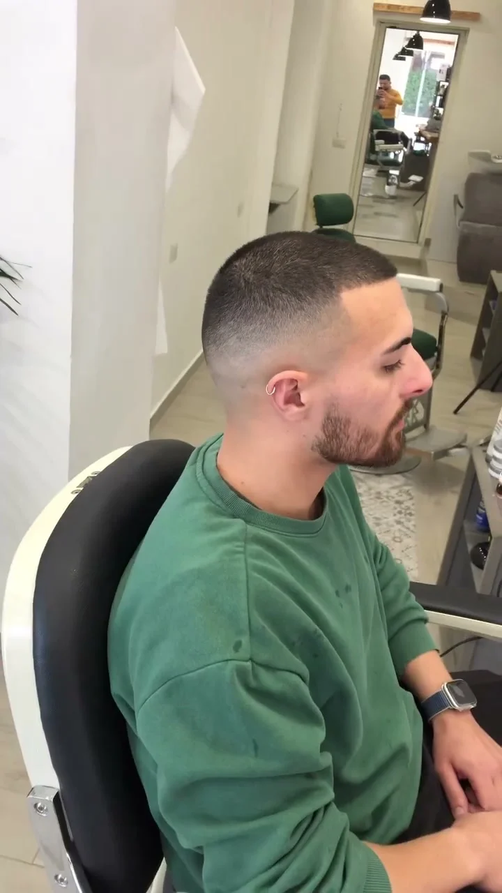Taglio corto uomo con contorni netti e sfumatura